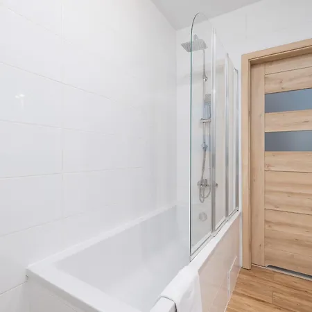 Apartmán Jasny Klimatyzowany Z Parkingiem W Wieliczce By Renters Vělička